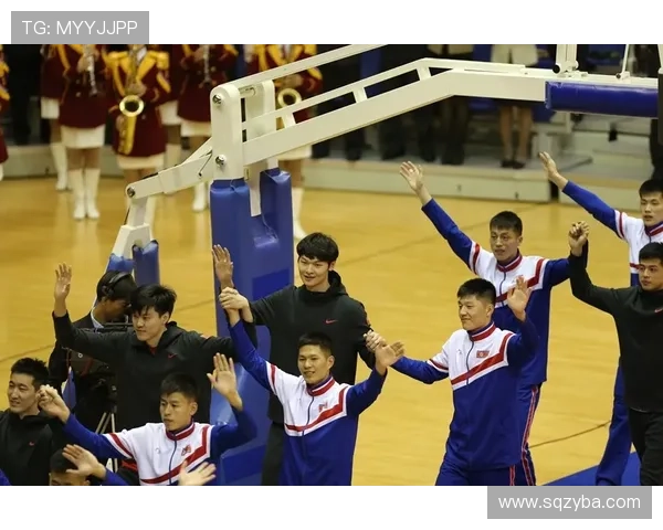 队友齐心协力为姚明发声展现团结精神与友谊力量